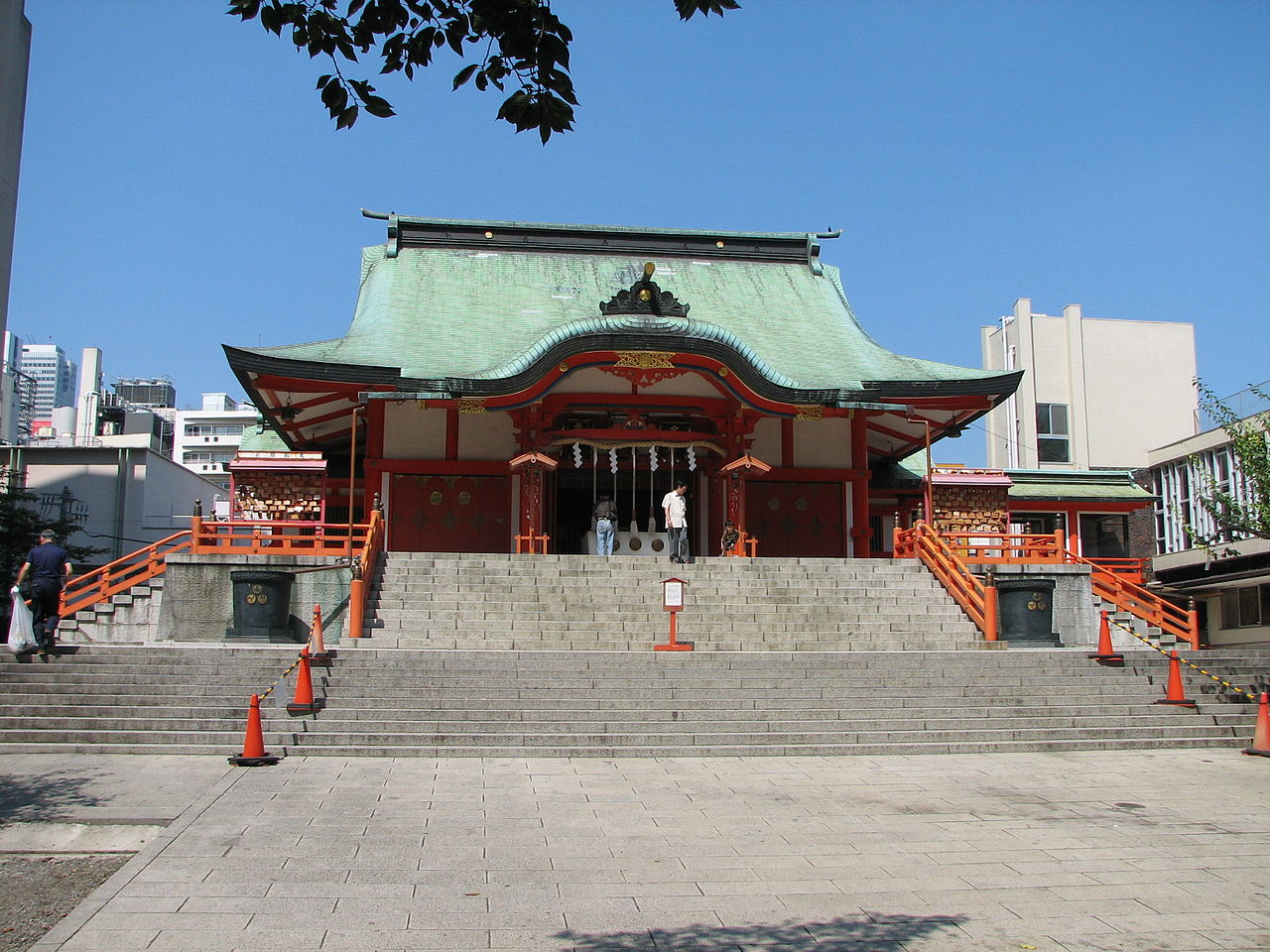 1280px-Hanazono-jinja_haiden.jpeg