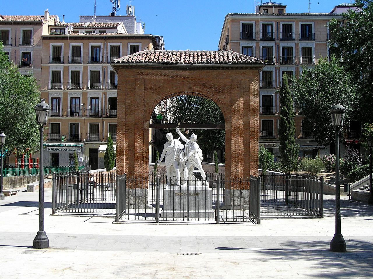 1280px-Monumento_a_Daoiz_y_Velarde_en_la_Plaza_del_2_de_Mayo_de_Madrid.jpg
