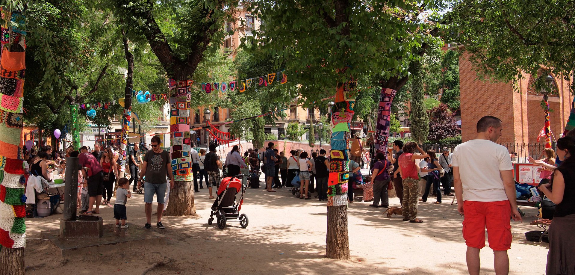 1920px-Tejiendo_Malasaña_2014_(14223976313).jpg