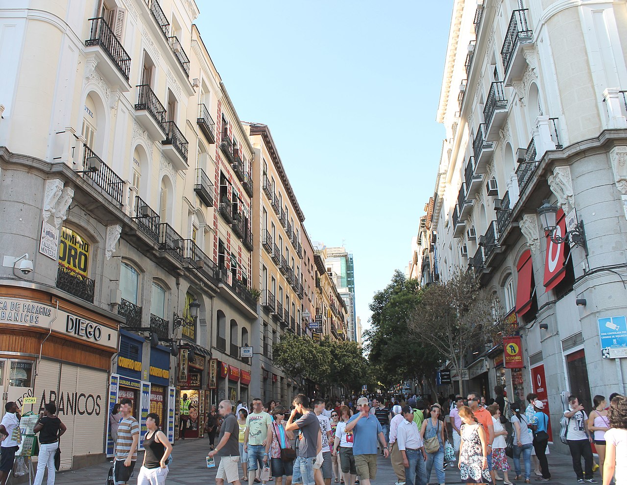 1280px-Calle_de_la_Montera_(Madrid)_01.jpg