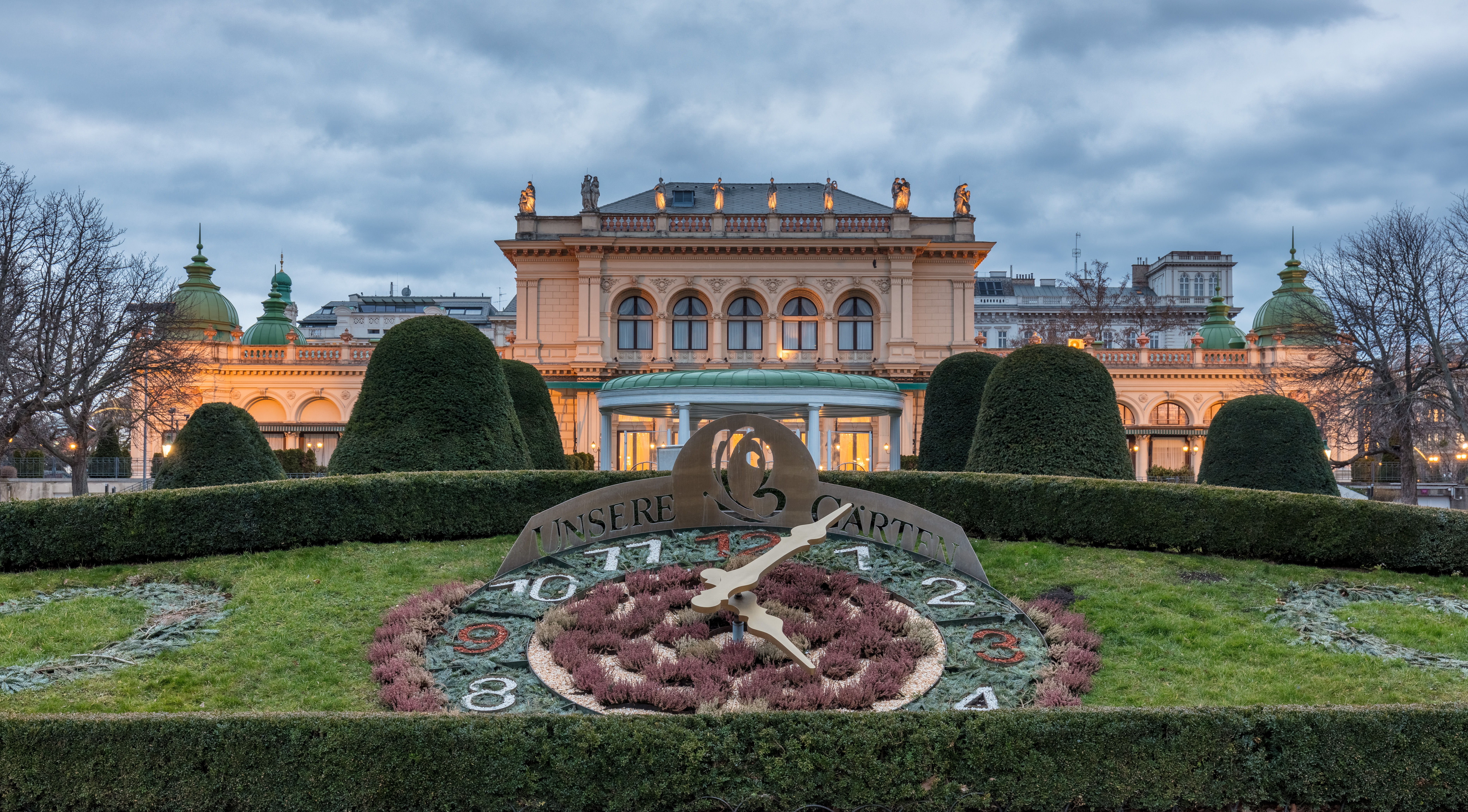 Reloj_de_flores,_Stadtpark,_Viena,_Austria,_2020-01-31,_DD_96-98_HDR.jpg