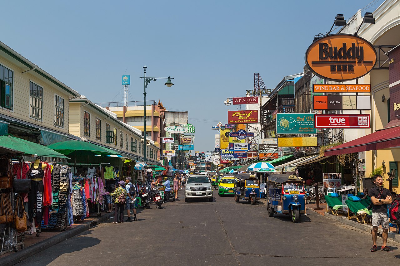 2016_Bangkok,_Dystrykt_Phra_Nakhon,_Ulica_Khaosan_(08).jpg